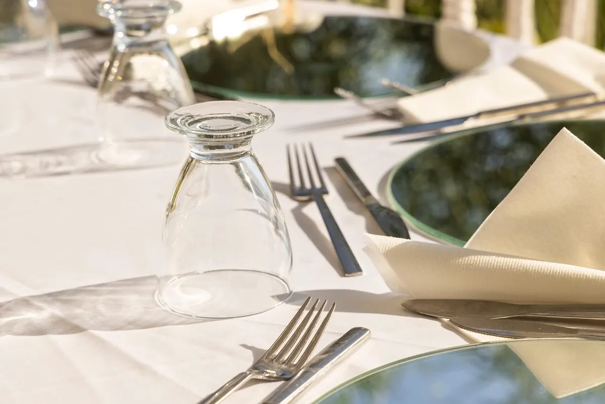 Elmwood Restaurant Takeout vs. Dine-In: A Local Comparison for Date Night